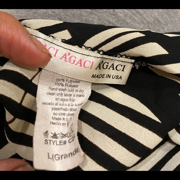 Black and white Agaci blouse with a beautiful ba k and beautiful front as well - Picture 5 of 6